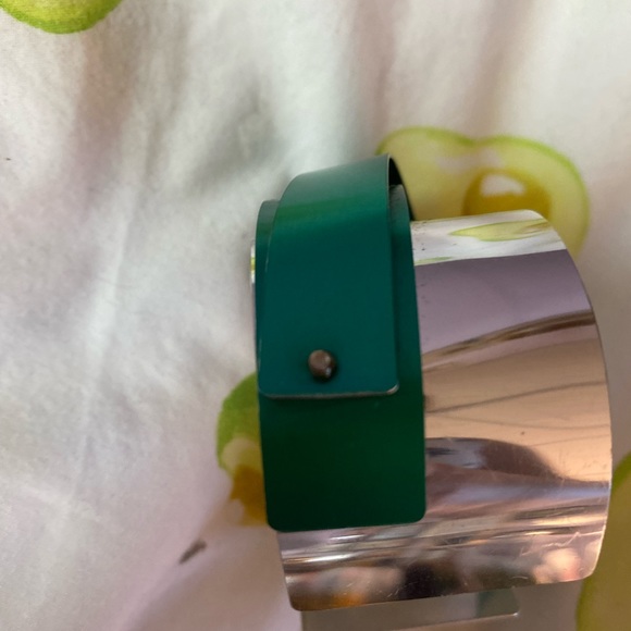 Unique green & silver bangle - Picture 5 of 6